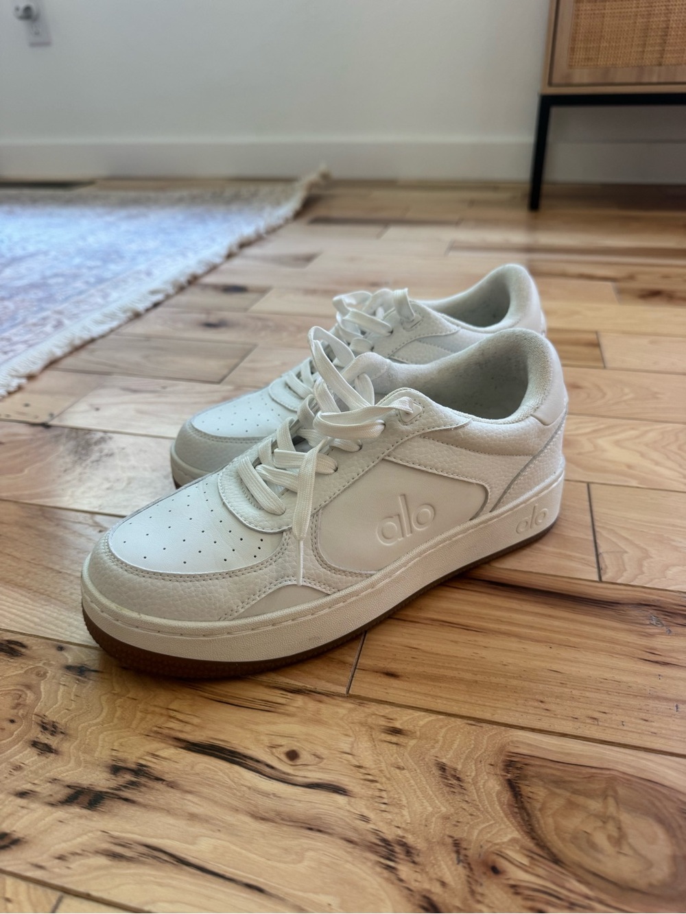 ALO Yoga White and Cream Low-Top Sneakers